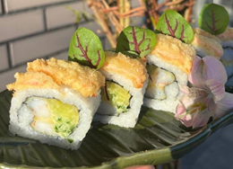 Uramaki z krewetką w tempurze obłożone łososiem w panco - 5szt 