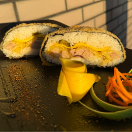 BURGER SUSHII Z KACZKĄ W TEMPURZE, MANGO I JALAPENO 