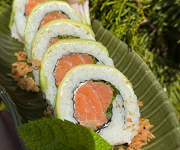 Uramaki z surowym łososiem z miętą i limonką, obłożone awokado i posypane prażoną cebulką - 5szt