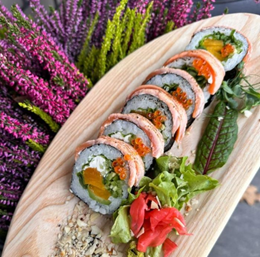 Futomaki z marynowaną dynią, obłożona opalanym łososiem