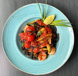 CZARNY MAKARON Z OWOCAMI MORZA 