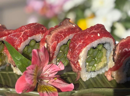 Uramaki ze szparagami obłożone marynowaną wołowiną - 5szt